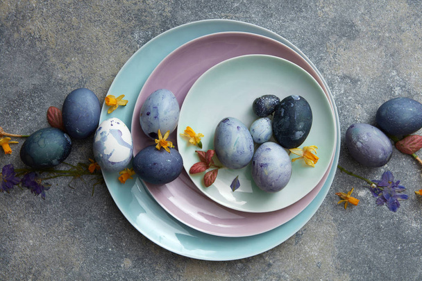 blue easter eggs on stacked plates - Φωτογραφία, εικόνα