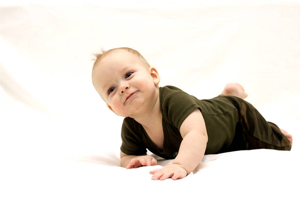Happy baby boy na białym tle - Zdjęcie, obraz