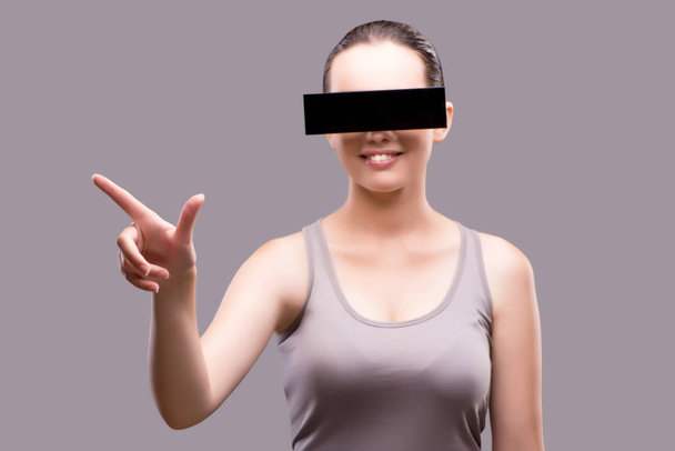 jonge vrouw met virtual reality bril - Foto, afbeelding