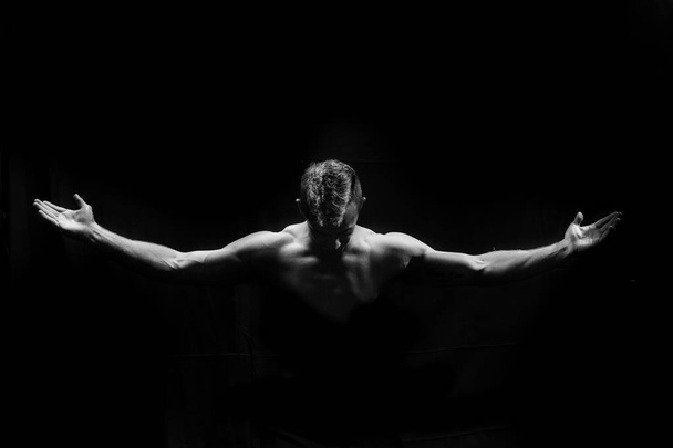 Male fitness model showing muscles  - Zdjęcie, obraz