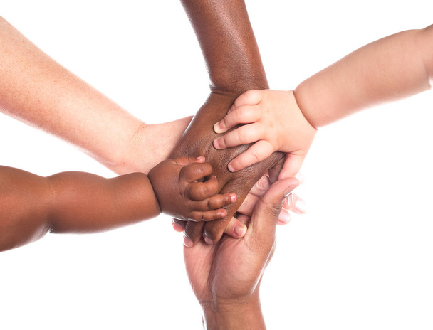 ludzie z mieszanej rasy, trzymając się za ręce - Zdjęcie, obraz