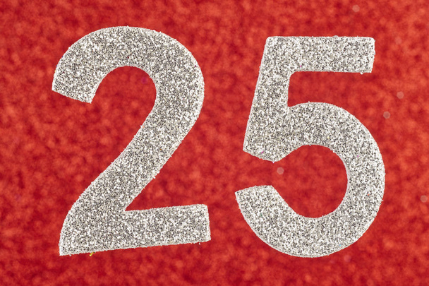 Αριθμός είκοσι πέντε ασημί χρώμα πάνω σε κόκκινο φόντο. Anniversa - Φωτογραφία, εικόνα