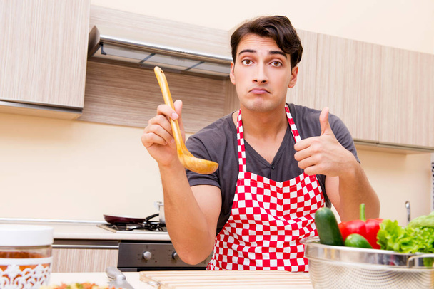 Férfi férfi szakács elkészítése élelmiszer a konyhában - Fotó, kép