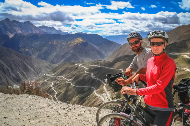 Bisikletçiler dağın zirvesinde Yunnan içinde geçmek - Fotoğraf, Görsel