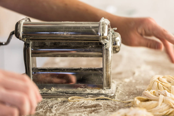 Voorbereiding van huisgemaakte pasta  - Foto, afbeelding