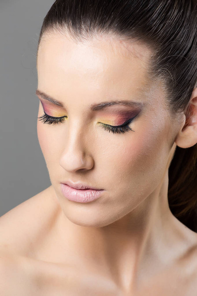 Head shot of a female model wearing birght make-up - Fotografie, Obrázek
