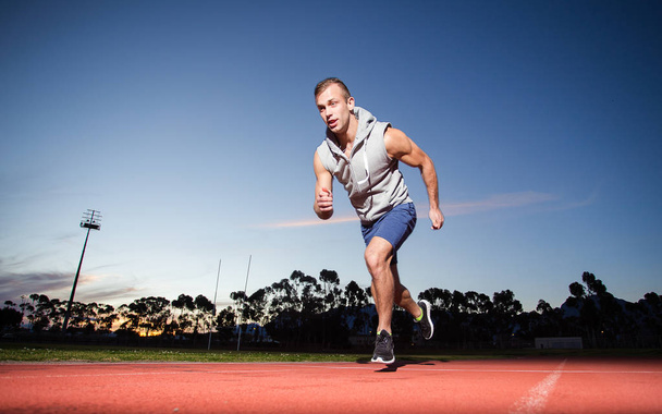 Entrenamiento modelo fitness masculino para correr
 - Foto, imagen