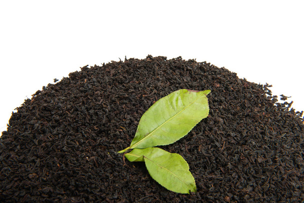 μαύρο τσάι με φύλλα τσαγιού που απομονώνονται  - Φωτογραφία, εικόνα