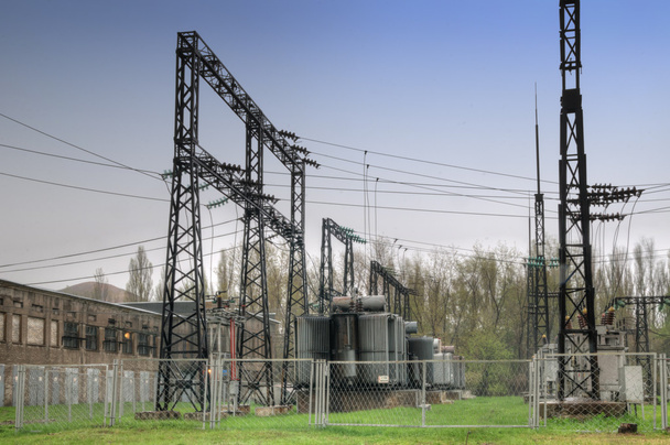 ηλεκτρικά καλώδια στο σταθμό ηλεκτροπαραγωγής από - Φωτογραφία, εικόνα