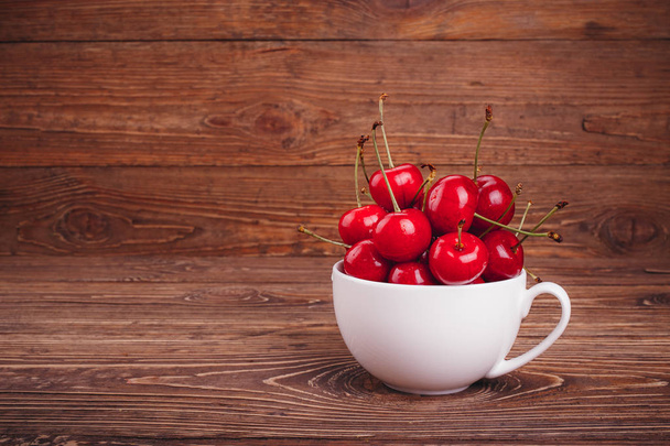 Fresh juicy sweet cherries in a white circle - Zdjęcie, obraz