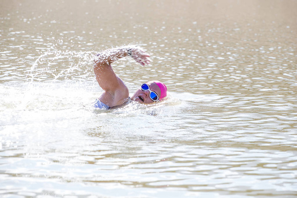 Triathlète féminine nageant dans un barrage
 - Photo, image