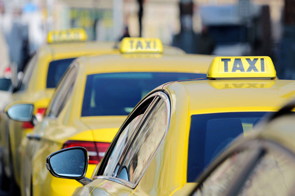 dettaglio di auto taxi gialle sulla strada
 - Foto, immagini