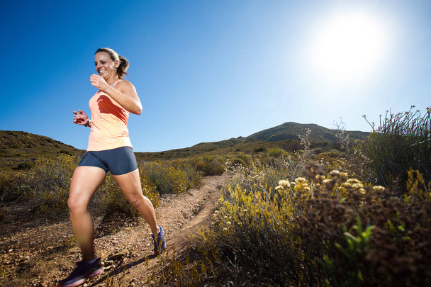 Жінка-триатлоністка біжить по стежці
 - Фото, зображення