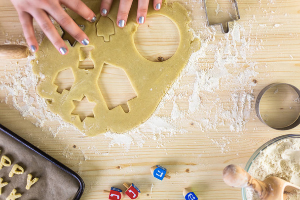  Maken van zelfgemaakte Hanukkah cookies. - Foto, afbeelding