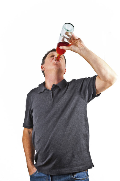 Człowiek pijący alkohol  - Zdjęcie, obraz
