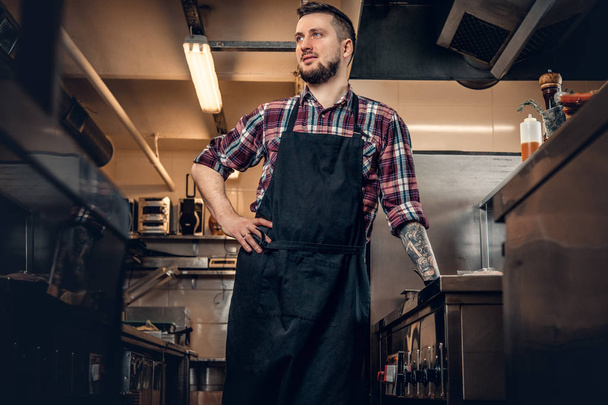 stilvoller bärtiger Koch in der Küche - Foto, Bild