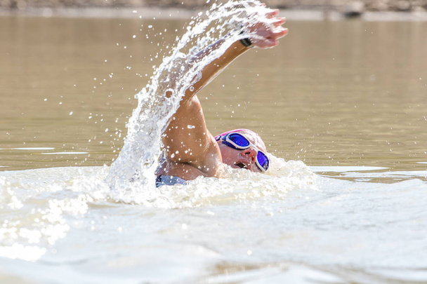 Triathlète féminine nageant dans un barrage
 - Photo, image
