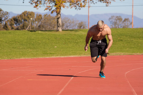 Mannelijke atleet sprinten  - Foto, afbeelding