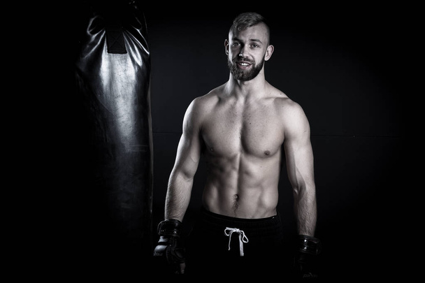 Mężczyzna sportowiec bokser workiem wykrawania  - Zdjęcie, obraz