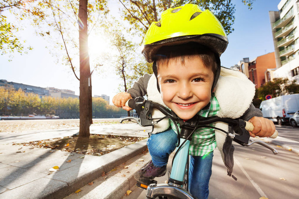 menino pedalando bicicleta no parque
 - Foto, Imagem
