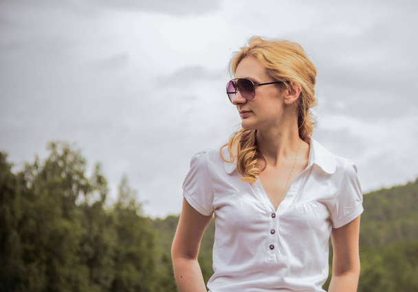 ritratto giovane donna occhiali sfondo estate natura
 - Foto, immagini