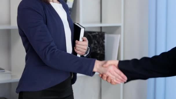 Clouse-up of businessman and businesswoman shaking hands - Video, Çekim