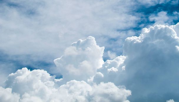 Beyaz bulutlu mavi gökyüzü arkaplanı - Fotoğraf, Görsel