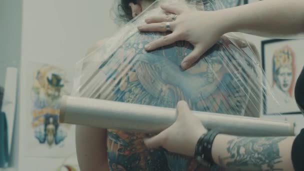Татуировка покрывает татуировку пластиковой пленкой
 - Кадры, видео