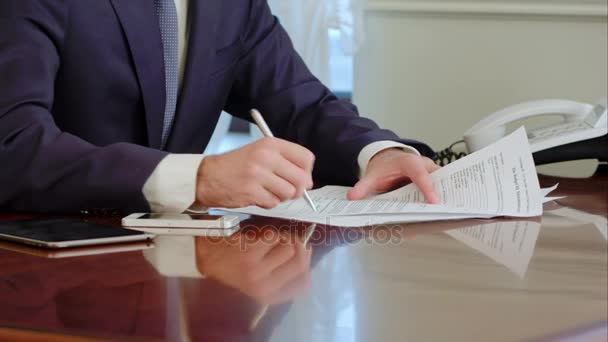 Ο άνθρωπος χέρι υπογράφει ένα έντυπο έγγραφο με στυλό. Η υπογραφή είναι πλαστό. - Πλάνα, βίντεο