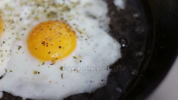 Keittäminen munat paistinpannulla.
. - Materiaali, video