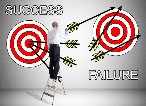 Concept de réussite et d'échec dessiné par un homme sur une échelle
 - Photo, image