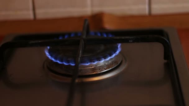 Bir gaz sobası, mavi alev yanan - Video, Çekim