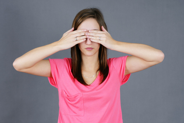 Young woman covering her eyes - Foto, imagen