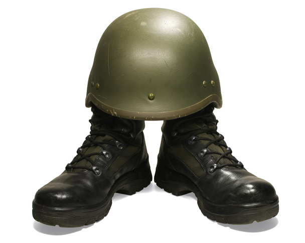 Soldado: botas militares y casco. Aislado sobre fondo blanco. Ruta de recorte (sin sombra
). - Foto, imagen