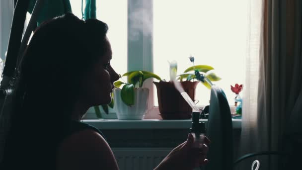 Γυναίκα χρησιμοποιεί ένα νεφελοποιητή για άσθμα και πνευμονική νόσο στο σπίτι - Πλάνα, βίντεο