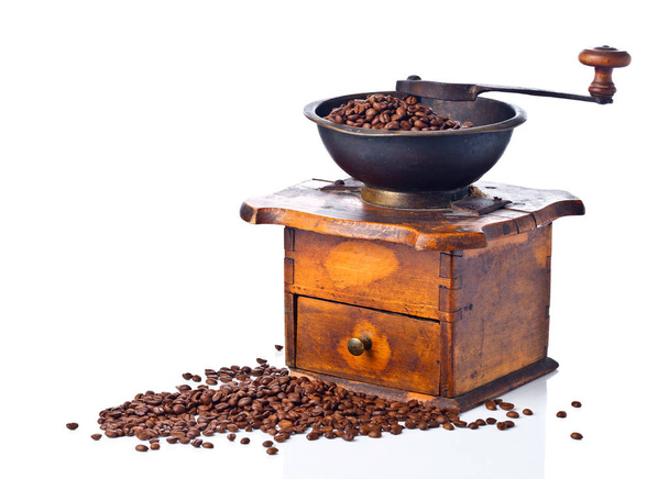  コーヒー グラインダー、白い背景で隔離のコーヒー豆の焙煎 - 写真・画像