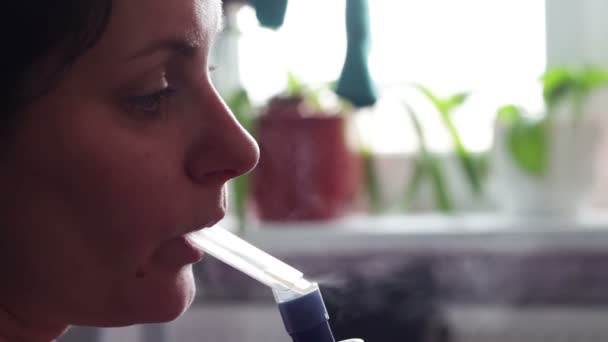 Het meisje inhaleert geneeskunde voor astma door de vernevelaar - Video