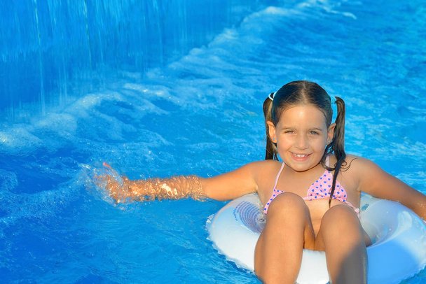 Κορίτσι μικρό παιδί στην πισίνα - Φωτογραφία, εικόνα