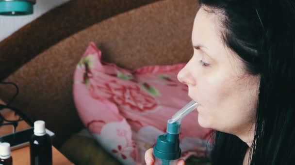 Το κορίτσι εισπνέει το φάρμακο για το άσθμα μέσω του νεφελοποιητή - Πλάνα, βίντεο