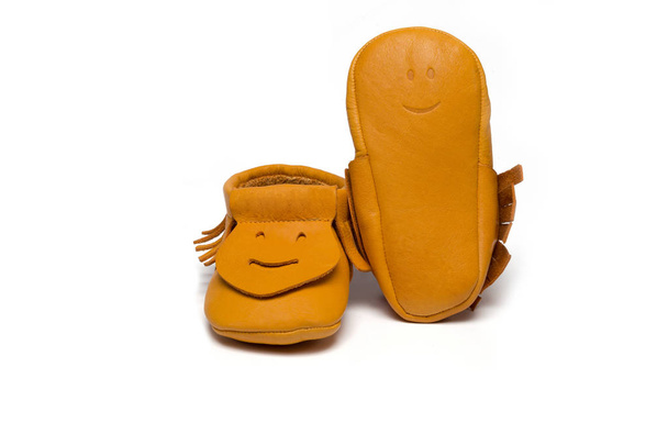Dětská žlutá botičky na bílém pozadí  - Fotografie, Obrázek