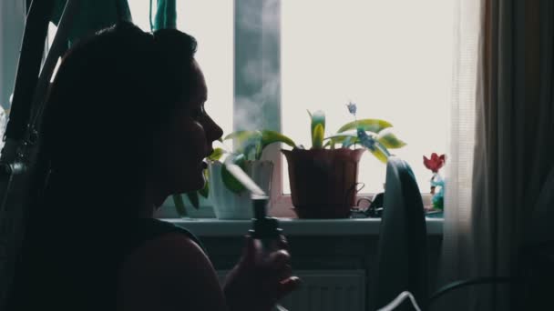 Το κορίτσι με το άσθμα νόσου, χρησιμοποιώντας ένα νεφελοποιητή στο σπίτι - Πλάνα, βίντεο