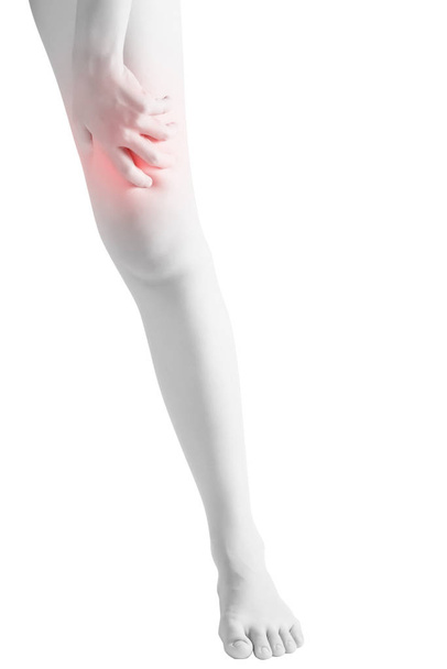 Acute pijn in een vrouw kalf been geïsoleerd op een witte achtergrond. Uitknippad op witte achtergrond. - Foto, afbeelding
