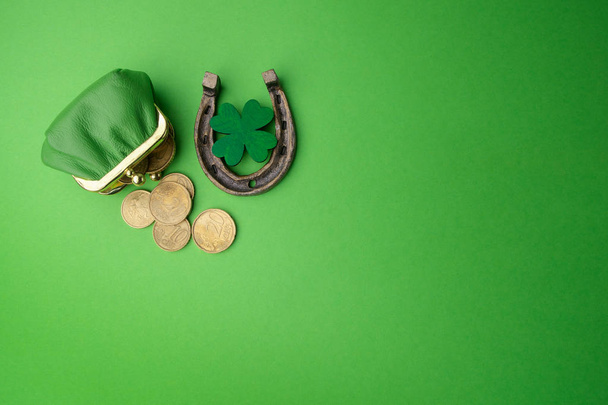 Αγίου Patricks ημέρα, γούρια. Horesechoe και τριφύλλι σε πράσινο φόντο - Φωτογραφία, εικόνα