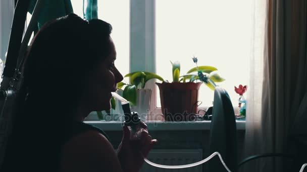 A menina com a doença asma, usando um nebulizador em casa
 - Filmagem, Vídeo