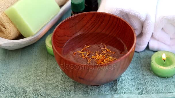 Cadre de spa.Ajouter des fleurs de calendula séchées dans l'eau pour les traitements de la peau
 - Séquence, vidéo