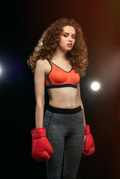 giovane donna in guantoni da boxe  - Foto, immagini