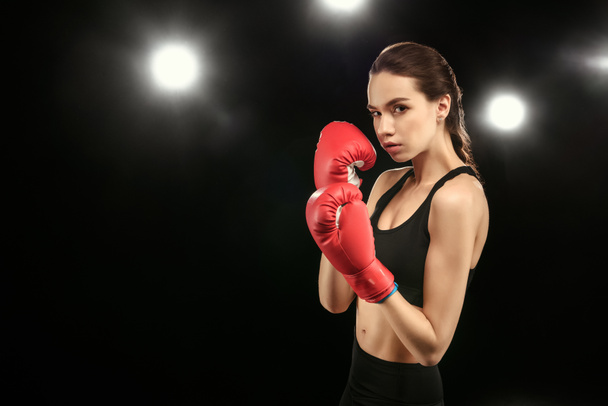Mujer joven en guantes de boxeo  - Foto, Imagen