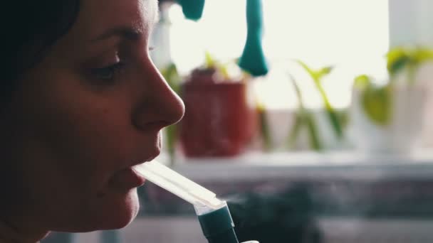 A lány belélegzi gyógyszert az asztma, a nebulizátor keresztül - Felvétel, videó