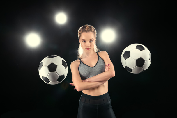 Donna con palloni da calcio
  - Foto, immagini