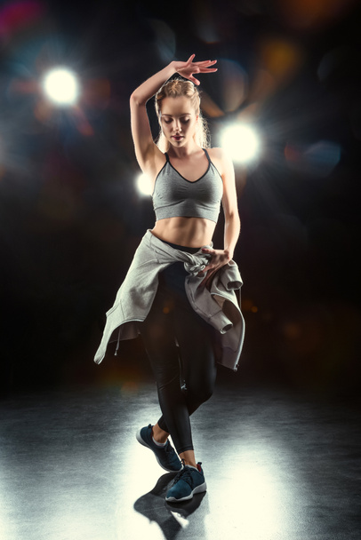 Bailando mujer deportiva
 - Foto, Imagen